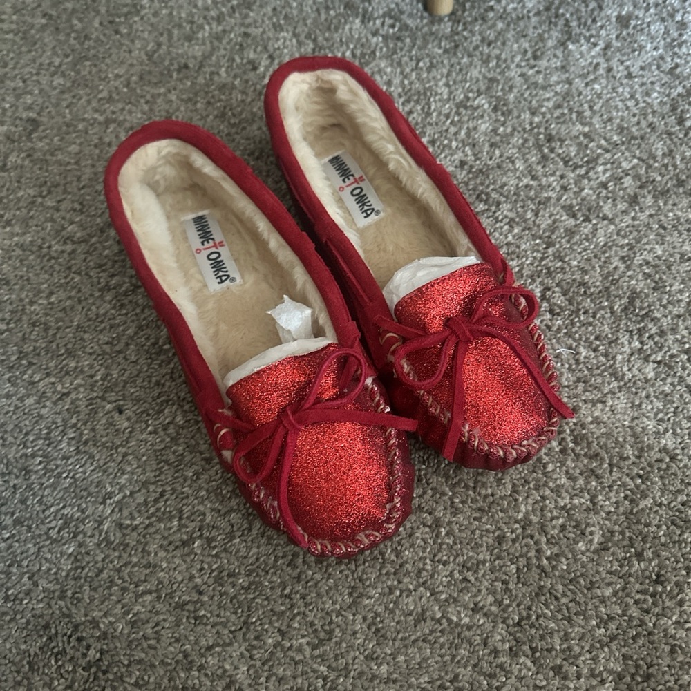 Minnetonka Red Fuzzy Lined Slippers Never Worn